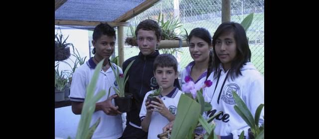 Niños y jóvenes que se gozan las orquídeas | Foto Ramiro Velásquez