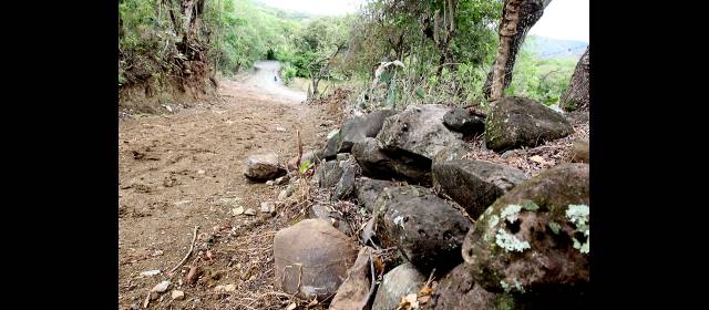 Occidente pide vía alterna ante líos del puente | La vía en afirmado, al fondo, conduce a la vereda El Tunal, que es una de las propuestas. FOTO JULIO C. HERRERA