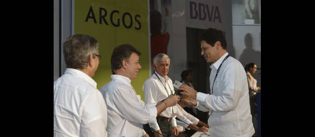 Holcim: US$600 millones en nueva planta de cemento | El presidente Juan Manuel Santos le entregó una distinción al presidente de Holcim, Miguel Angel Rubalcaba. En el centro, Argelino Durán Ariza, presidente de la Junta de la CCI. FOTO CORTESIA