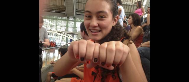 Hasta en las uñas se siente el gran fervor por el baloncesto | Karol Quintero con sus uñas pintadas. FOTO SANTIAGO HERNÁNDEZ
