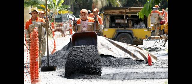 En Medellín taparán 20 mil huecos | Nueve cuadrillas recorren a diario la ciudad reparcheando vías, tapando huecos e identificando baches. FOTO JAIME PÉREZ