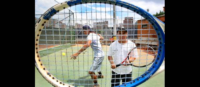 Hay más de 10 mil paisas jugando tenis | Juan Camilo Mira y Juan Camilo Arteaga, dos chicos que se unieron al Día Mundial del Tenis. FOTO JUAN ANTONIO SÁNCHEZ