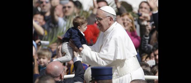 En su primer Domingo de Ramos, Francisco invitó a la vida austera | Apegado a su estilo espontáneo, el Papa Francisco saludó a varios bebés durante el recorrido por la Plaza de San Pedro. FOTO REUTERS