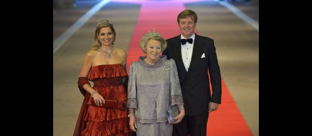 Máxima, reina de Holanda | La reina Beatriz (centro) abdicó al trono de Holanda. Su hijo Guillermo asume hoy, junto a su esposa Máxima. FOTO REUTERS