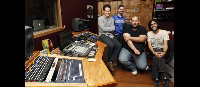Desde hoy fluye la música corriente | Cuatro de los integrantes de Música Corriente en el estudio de grabación El Alto. FOTO JAIME PÉREZ