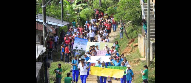 Aquitania marcha por la reparación de sus víctimas | En Aquitania conmemoraron el domingo 10 años del desplazamiento forzado. FOTO ROBINSON SÁENZ
