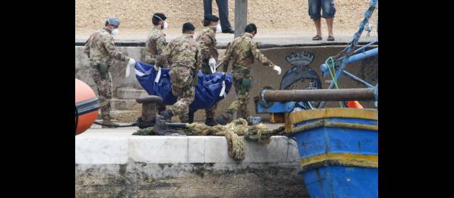 Tragedia de inmigrantes clama unidad de U.E. | Miembros de las Fuerza Militares italianas son los que llevan los cuerpos rescatados a una improvisada morgue. Hoy se reanudan las operaciones de rescate. FOTO REUTERS