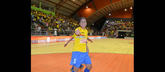 El microfútbol se consolida como otra alternativa en el país | La antioqueña Paula Botero, al lado de la sanandresana Shandira Wright, fue una de las figuras del Mundial que culminó anoche con título de Colombia. La paisa sumó 14 goles sin contar la final. FOTO CORTESÍA