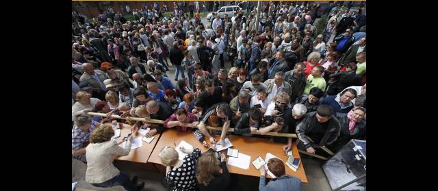 Donetsk decide separarse de Ucrania, rechazo global | Las autoridades ucranianas denunciaron varias irregularidades en la votación. FOTO REUTERS