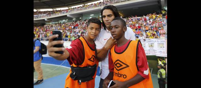 Barranquilleros se quedaron con las ganas de ver jugar a Falcao | Falcao se tomó fotos con todo el que se le atravesó en el Metro pero no jugó. FOTO ESTEBAN VANEGAS