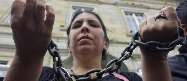 Mujer se encadenó al Congreso para pedir justicia por su hija abusada |