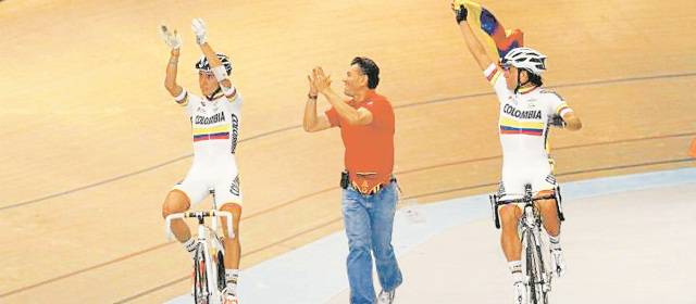 Gaviria y Parra sellaron un Mundial lleno de oros | Fernando Gaviria (izquierda) y Jordan Parra (derecha) lograron el segundo oro de Colombia en el Mundial juvenil de pista, tras ser los primeros en la madison. En el centro, el entrenador nacional en Nueva Zelanda, Absalón Rincón. FOTO CORTESÍA