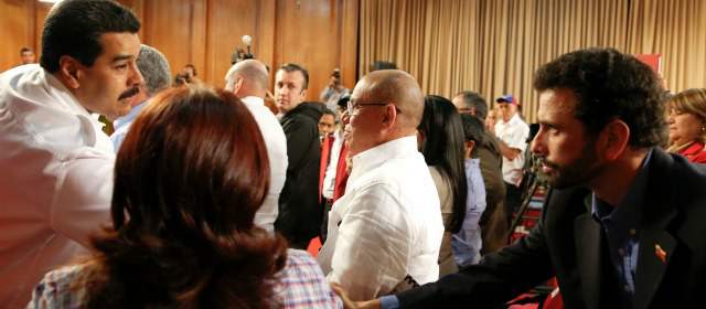 La criminalidad en Venezuela reunió a Maduro y a Capriles | El presidente Nicolás Maduro estrechó la mano del opositor Henrique Capriles. FOTO REUTERS