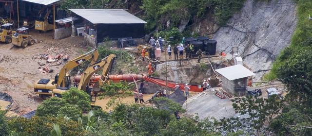 Hallan muerto a uno de los trabajadores desaparecidos en San Luis | rsonal de la empresa constructora y los organismos de rescate trabajan en la zona para retirar el agua que permanece en el túnel. FOTO ESTEBAN VANEGAS
