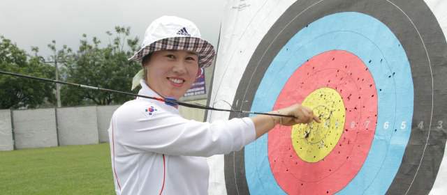 Arquera coreana emuló a Robin Hood en Medellín | La coreano Hyun Jung Joo se llevó las miradas de admiración tras su increíble precisión. FOTO GABRIEL BUITRAGO-WC MEDELLIN