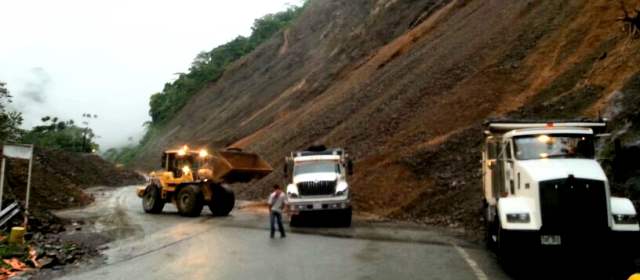 Durante las últimas semanas el sector de Puente Leticia (San Luis) ha presentado constantes cierres por los deslizamientos. FOTO CORTESÍA DEVIMED.