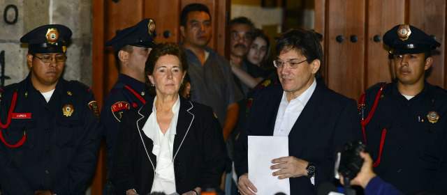 La directora del Instituto Nacional de Bellas Artes de México (INBA), María Cristina García, y Jaime Abello, director de la Fnpi, hicieron el anuncio en nombre de la familia. Atrás, en la puerta de la casa, aparece, Gonzálo García, hijo de Gabo. FOTO AFP