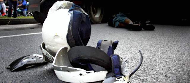 Motos: el principal problema de tránsito de Medellín | La imagen fue captada en un choque que les costó la vida a dos personas. FOTO HERNÁN VANEGAS
