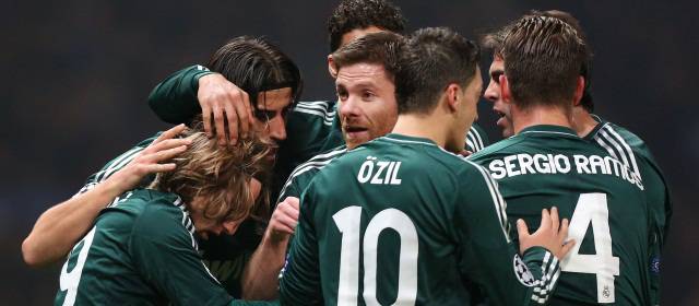 Real Madrid superó al Manchester en partido polémico | Con un futbolista más, los de José Mourinho supieron darle la vuelta al marcador y defenderse después de las últimas embestidas de los ingleses. FOTO REUTERS