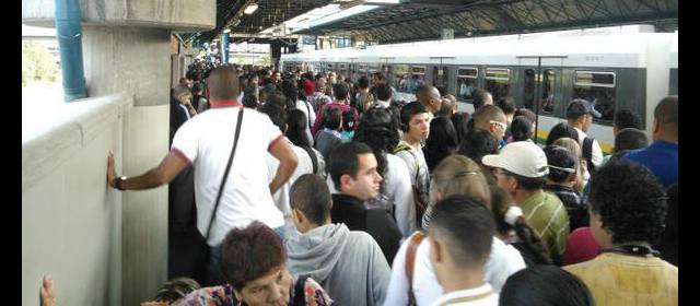 El metro cargado, pero sin pasajeros, prueba hoy estado de la vía férrea