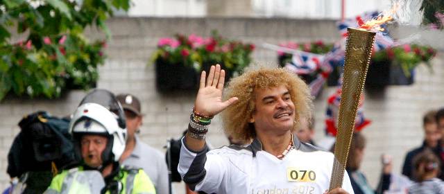 El Pibe Valderrama llevó la llama de los Juegos antes que la Reina | Carlos Valderrama, el futbolista más representativo de Colombia, recorrió las calles de Windsor con la llama. Él y Pirry fueron escogidos por el patrocinador Samsung. FOTO REUTERS