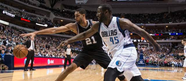 Duncan mantiene su brillo en la NBA | Tim Duncan puso su experiencia a prueba ante DeJuan Blair y le ayudó a los Spurs. FOTO REUTERS