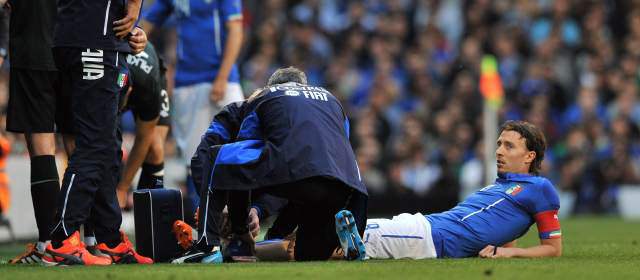 Volante Riccardo Montolivo, que este sábado en el amistoso ante Irlanda (0-0) sufrió la fractura de la tibia izquierda. FOTO AFP