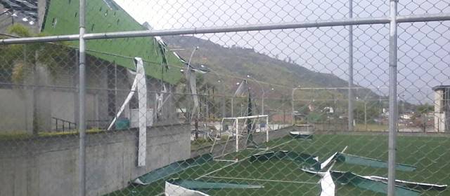 Vendaval en Copacabana destechó varias casas y la unidad deportiva | La unidad deportiva Cristo Rey resultó afectada en su techo. La secretaria de Gobierno, Margarita Yepes, se informó que se dio reporte al contratista para su reparación. Foto Catalina Hernández.