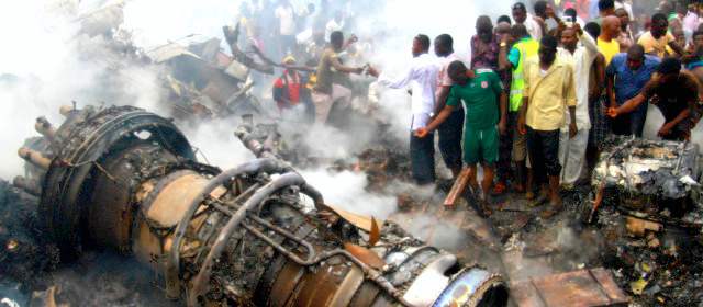 Duelo en Nigeria por desastre aéreo | El vuelo 0996 no alcanzó a llegar al aeropuerto Internacional de Lagos. FOTO REUTERS