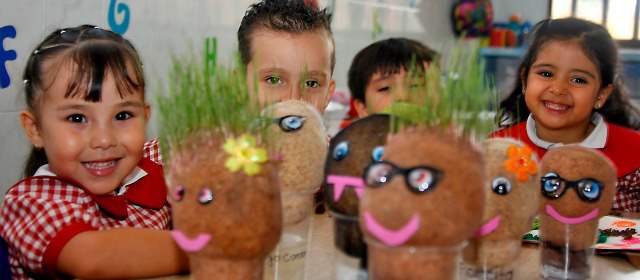 La bata blanca y el microscopio se lucen desde la escuela | La investigación debe ir de la mano del momento educativo por el que pasa el estudiante. FOTO JULIO CÉSAR HERRERA