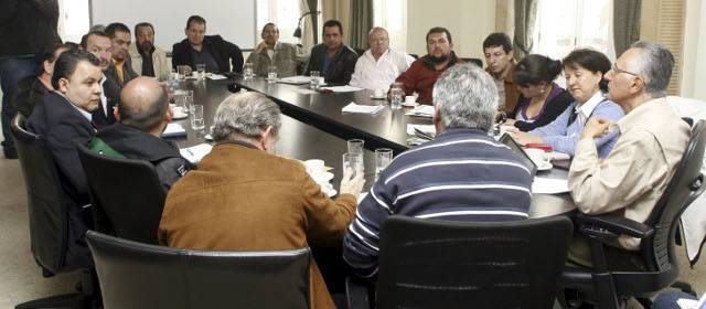 Alcalde encargado de Bogotá afirma que este martes no habrá huelga de taxistas | Mesa de concertación entre taxistas y administración distrital. FOTO COLPRENSA