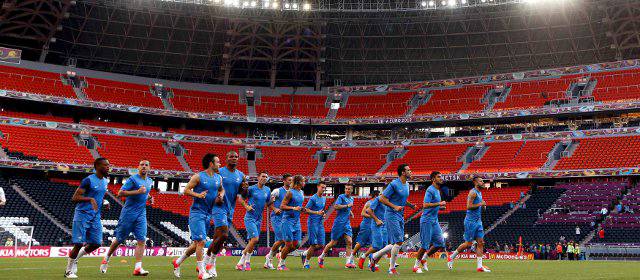 Francia pasa el primer test ante una Inglaterra con muchas dudas | Entrenamiento de Francia en el Donbas Arena de Donetsk, sede del compromiso. FOTO REUTERS