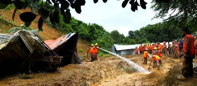 Bangladesh: por lo menos setenta personas muertas por inundaciones y derrumbes | La mayoría de los fallecimientos se debieron a desprendimientos, otros al derrumbarse paredes, por rayos o inundaciones. FOTO AP
