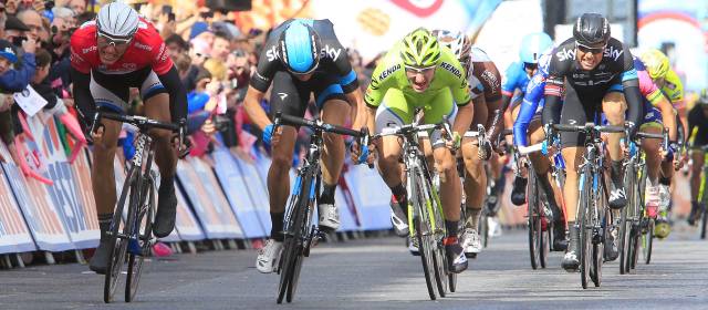 El alemán Marcel Kittel del Giant Shimano (Izquierda) repitió triunfo en el día de su cumpleaños. FOTO AFP