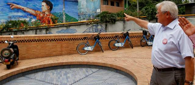 "Necesitamos ciudades bonitas y bien diseñadas" | Joan Clos recorrió el barrio Moravia en bicicleta antes de acudir al lanzamiento del Foro Urbano Mundial. FOTO JAIME PÉREZ