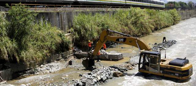 Más cultura ciudadana ayudará a sanear el río | Rastrear la huella hídrica del río para sanearlo sería no un gasto sino una inversión rentable a una proyección de 30 años, dicen expertos. FOTO DONALDO ZULUAGA