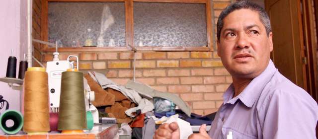 Exsastre de "Tirofijo" cose desde la legalidad | Álvaro Pérez dice que se siente tranquilo y que sueña con educar a sus hijos. Se desmovilizó en el 2006 FOTO MAYLIN LIZETH CASTRO
