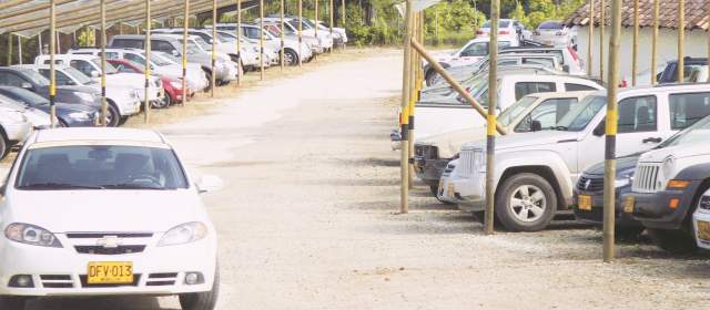 Es más rentable ir en carro al JMC | En las afueras del aeropuerto José María Córdova aumenta la oferta de parqueo para competir con el interno del terminal aéreo. FOTO JUAN GUILLERMO DUQUE