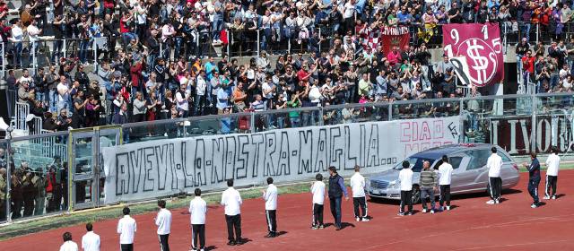 Los aficionados del Livorno rinden un homenaje a Morosini en su estadio | FOTO AP