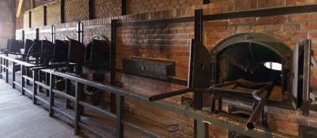 Investigan artista por usar cenizas de víctimas del Holocausto para pintar un cuadro | Hornos de cremación en Majdanek, un campo de concentración nazi en el este de Polonia. Foto: AP