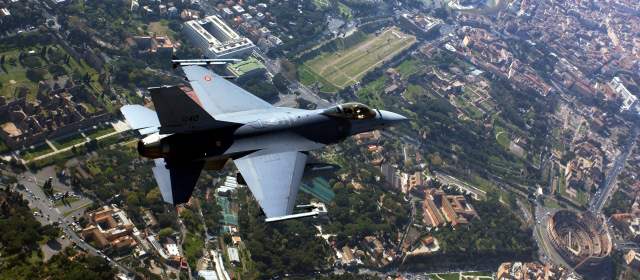 "No estamos pensando en comprar aviones F-16": Santos |