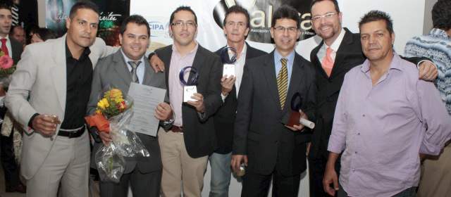 El Colombiano gana tres premios Cipa | De izquierda a derecha: Juan Carlos Monroy, Javier Alexander Macías, José Guarnizo, Donaldo Zuluaga, Francisco Jaramillo, Germán Jiménez y Julio César Herrera. FOTO CORTESÍA ZALO