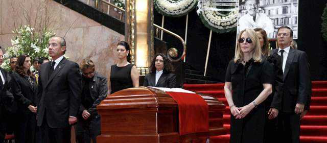 Fuentes descansará al lado de sus hijos | Su esposa Silvia Lemus dijo que el mejor homenaje es leer sus obras. Que haya siempre nuevos lectores. FOTO AP