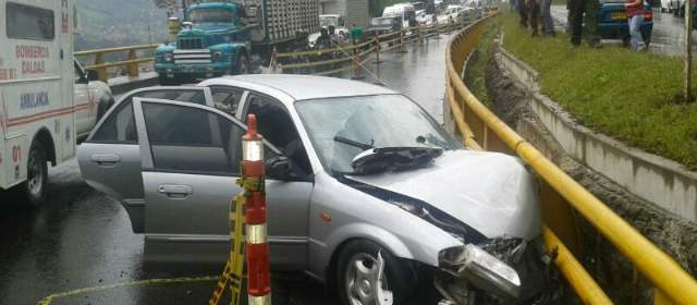 Congestión por accidente de tránsito en la variante de Caldas