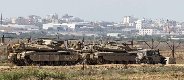 El movimiento de tanques y fuerzas de artillería se produjo tras otra noche de intenso fuego de cohetes, incluyendo dos proyectiles que cayeron en sendas viviendas en la localidad fronteriza de Sderot. FOTO AFP