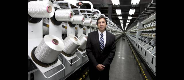 Con nuevos productos, Enka busca la ruta de la recuperación | El presidente de Enka, Álvaro Hincapié, en la planta de producción de fibras hechas con material reciclado. FOTO DONALDO ZULUAGA