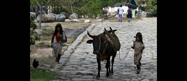 Kankuamos se resisten a desaparecer | Por la calle principal de Antáquez transitan otras comunidades indígenas como la de los wiwas, que habitan en la Sierra Nevada. FOTO JUAN ANTONIO SÁNCHEZ