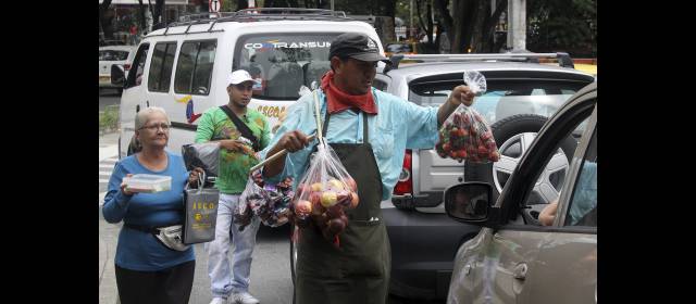 Malabares para vivir del rebusque | El 'agáchese' que se forma todos los días en las afueras del Bazar de los Puentes. FOTO JAIME PÉREZ | Carlos Malaver trabaja más de 12 horas diarias para vender su pesada carga. FOTO JUAN F. ROJAS | Luz Mila Franco, Camilo López y Martín Fernández comparten el mismo semáforo FOTO JULIO HERRERA | El Indio Orión se gana la vida dictando conferencias callejeras sobre la sábila. FOTO JUAN F. ROJAS