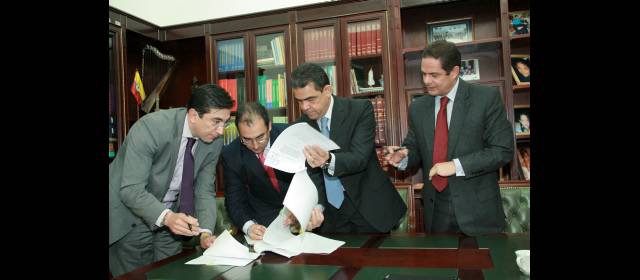 Al Congreso, agenda urgente para el TLC | Los ministros Diego Molano Vega; Sergio Díaz-Granados y Germán Vargas Lleras radicaron ayer ante el Congreso el proyecto de implementación del TLC con Estados Unidos. FOTO CORTESÍA