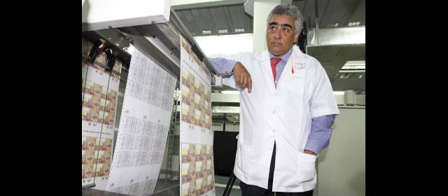 Cadena compró a Carvajal negocio de títulos valores | Juan Manuel del Corral, presidente de Cadena, muestra el sistema de impresión en la planta de La Estrella. FOTO MANUEL SALDARRIAGA